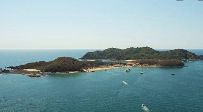 Vista aérea de Playa Las Gatas e isla cercana