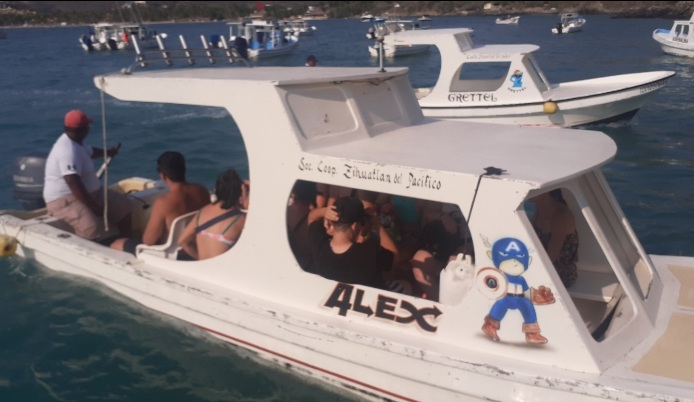 Lancha Alex con pasajeros rumbo a Playa Las Gatas