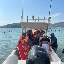 Clientes disfrutando del paseo en lancha